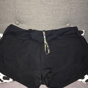 black lululemon shorts